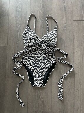Black and White Print One-Piece Swimsuit Knix XS+ swimwear Bikini